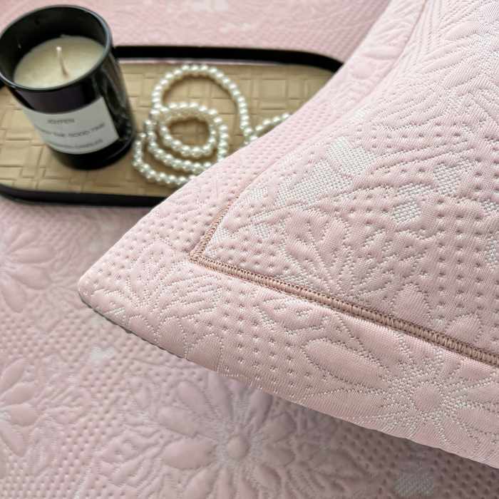 91家纺网 家纺一手货源 找家纺 库里梦家纺 2026新款高克重复合蕾丝花边PE高分子凉席-床裙款 素瑾-粉色