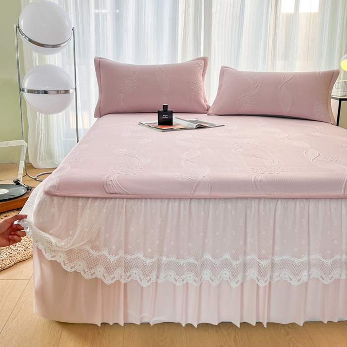 91家纺网 家纺一手货源 找家纺 库里梦家纺 2026新款高克重复合蕾丝花边PE高分子凉席-床裙款 芳菲-粉色