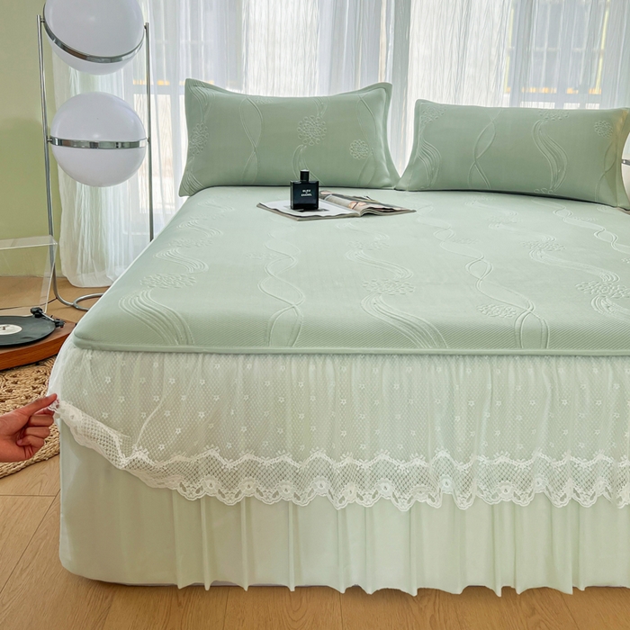 91家纺网 家纺一手货源 找家纺 库里梦家纺 2026新款高克重复合蕾丝花边PE高分子凉席-床裙款 芳菲-绿色