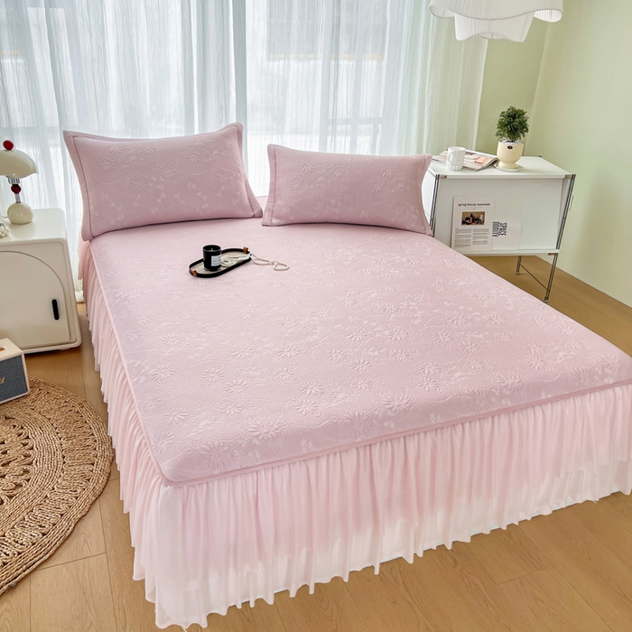 91家纺网 家纺一手货源 找家纺 库里梦家纺 2026新款高克重复合蕾丝花边PE高分子凉席-床裙款 素瑾-粉色