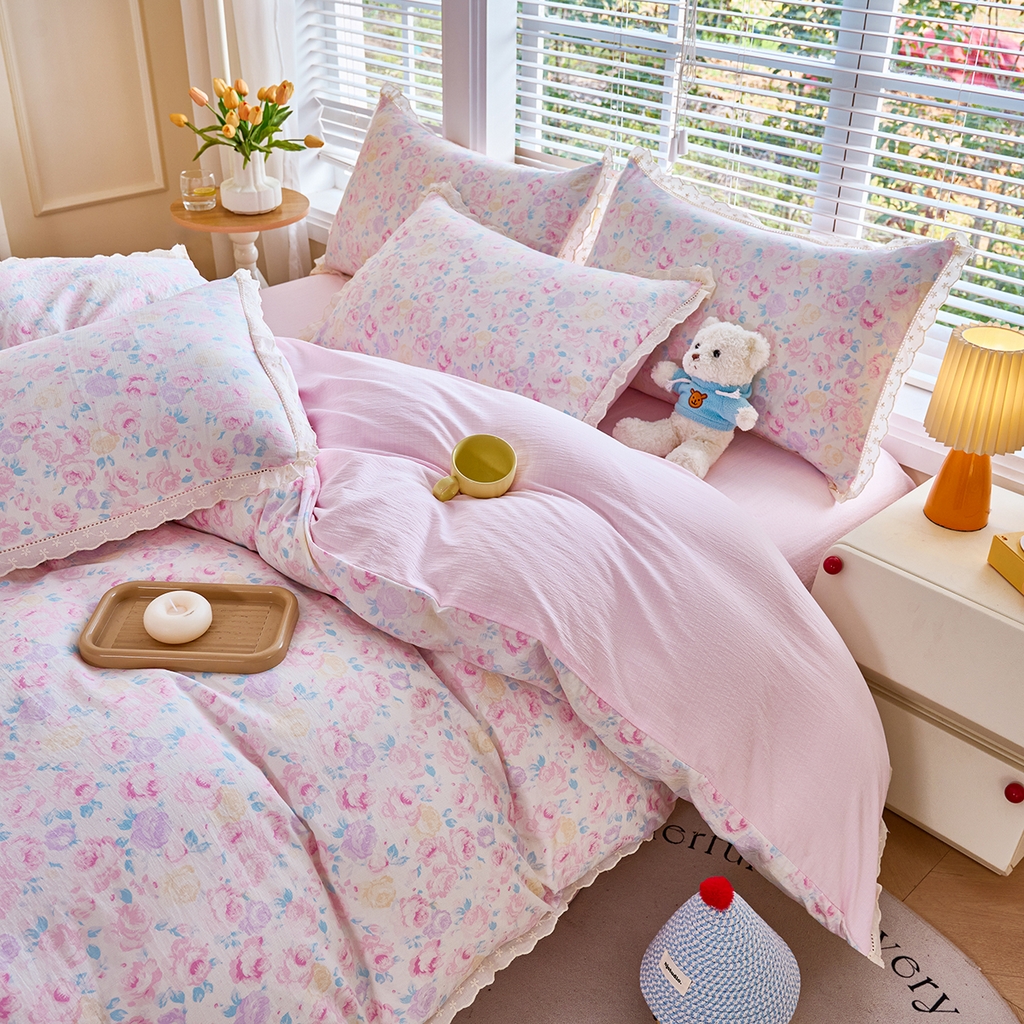 91家纺网 家纺一手货源 找家纺 钰锦珀家纺 2026春夏新款云感皱皱纱镂空花边三件套四件套 晚香玉