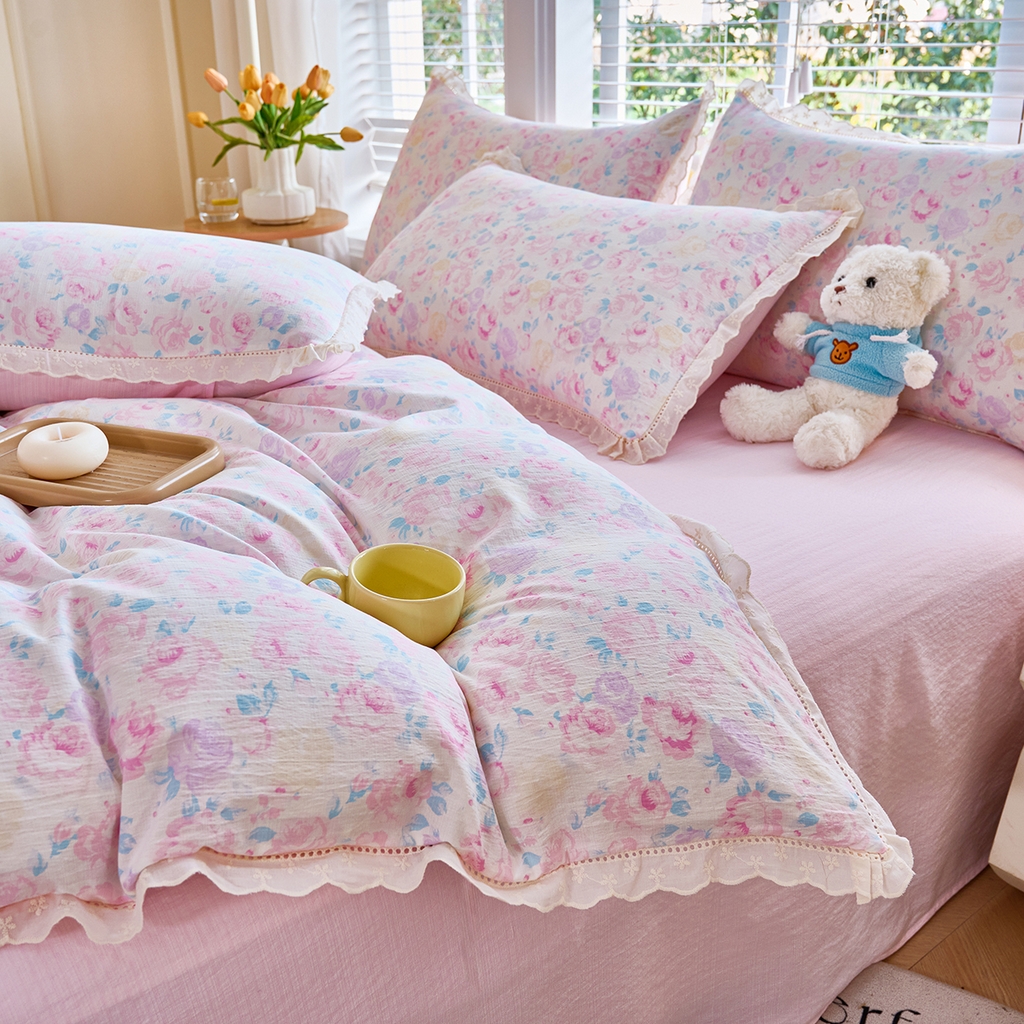 91家纺网 家纺一手货源 找家纺 钰锦珀家纺 2026春夏新款云感皱皱纱镂空花边三件套四件套 晚香玉