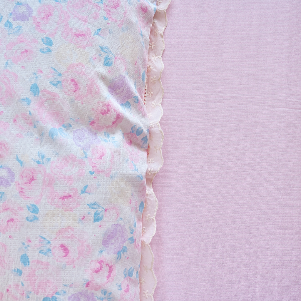 91家纺网 家纺一手货源 找家纺 钰锦珀家纺 2026春夏新款云感皱皱纱镂空花边三件套四件套 晚香玉