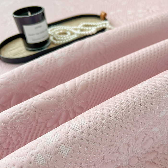 91家纺网 家纺一手货源 找家纺 库里梦家纺 2026新款高克重复合蕾丝花边PE高分子凉席-床裙款 素瑾-粉色
