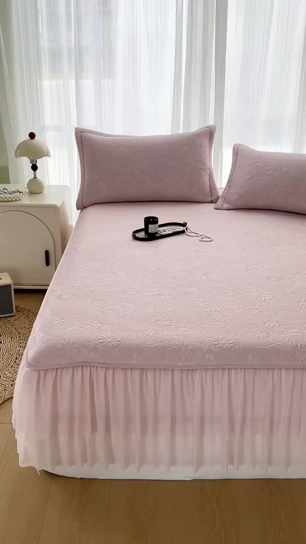 91家纺网 家纺一手货源 找家纺 库里梦家纺 2026新款高克重复合蕾丝花边PE高分子凉席-床裙款 素瑾-粉色