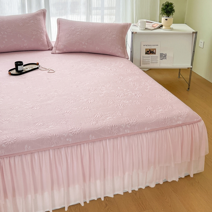 91家纺网 家纺一手货源 找家纺 库里梦家纺 2026新款高克重复合蕾丝花边PE高分子凉席-床裙款 素瑾-粉色