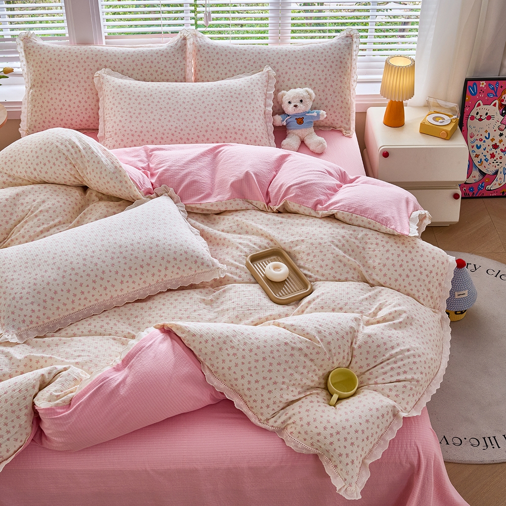 91家纺网 家纺一手货源 找家纺 钰锦珀家纺 2026春夏新款云感皱皱纱镂空花边三件套四件套 晓音-粉