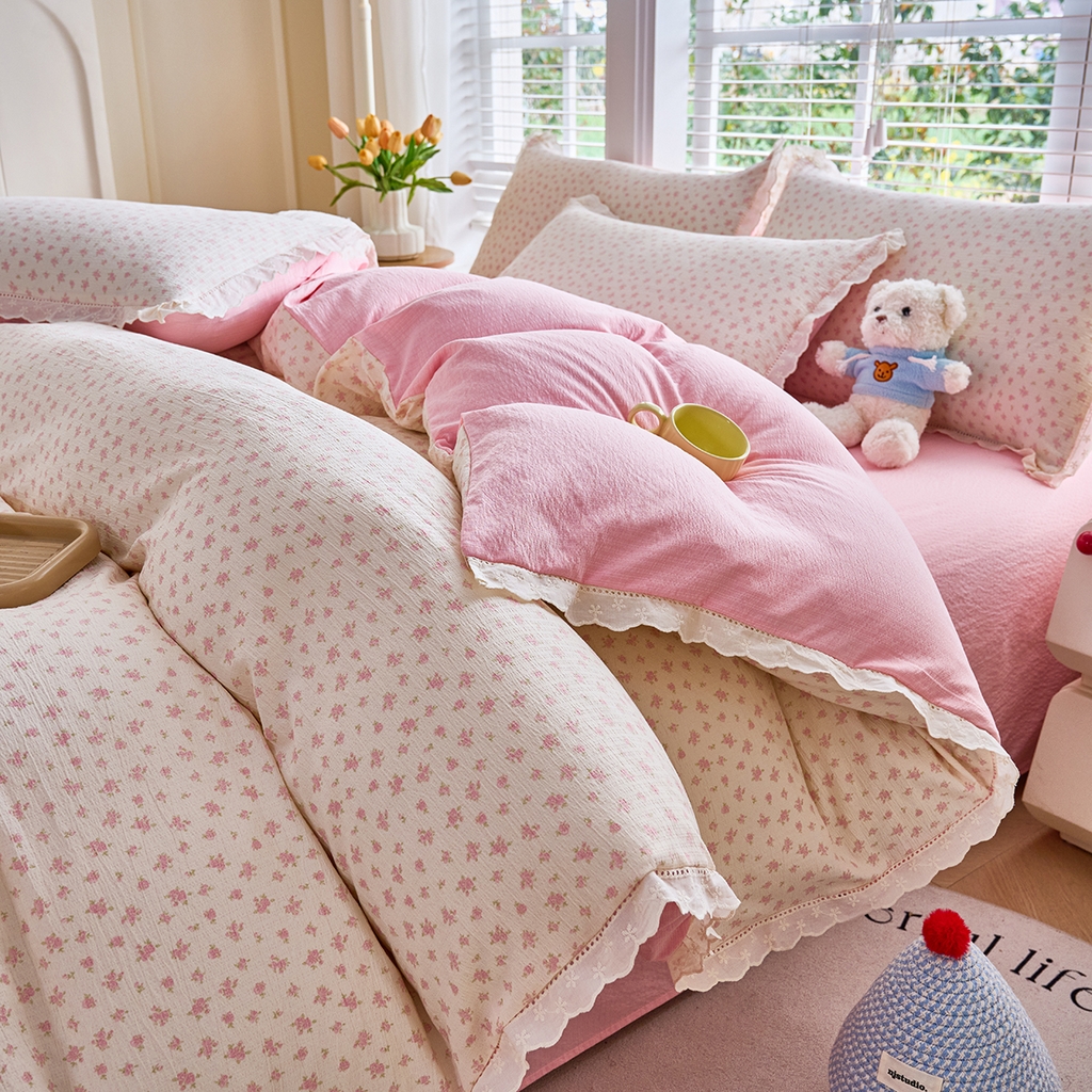 91家纺网 家纺一手货源 找家纺 钰锦珀家纺 2026春夏新款云感皱皱纱镂空花边三件套四件套 晓音-粉