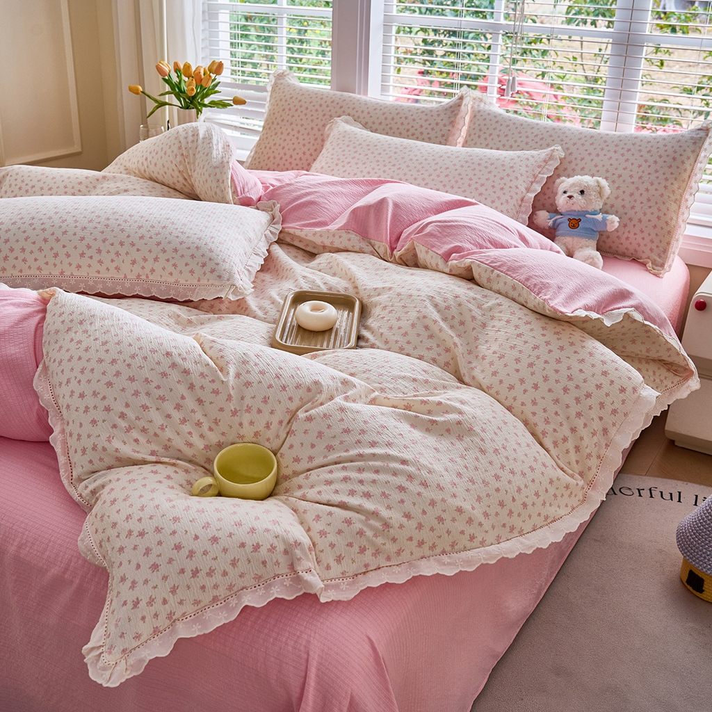 91家纺网 家纺一手货源 找家纺 钰锦珀家纺 2026春夏新款云感皱皱纱镂空花边三件套四件套 晓音-粉