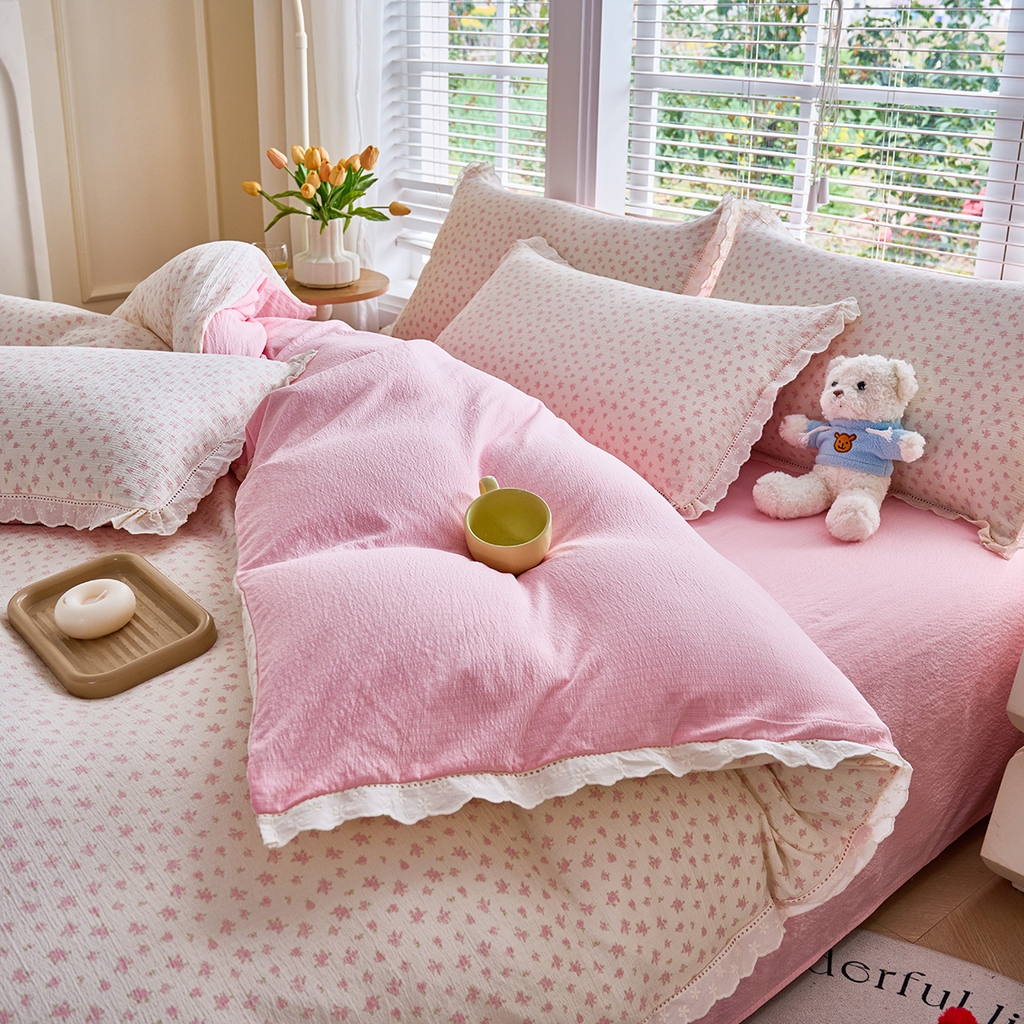 91家纺网 家纺一手货源 找家纺 钰锦珀家纺 2026春夏新款云感皱皱纱镂空花边三件套四件套 晓音-粉