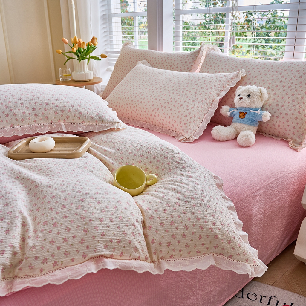 91家纺网 家纺一手货源 找家纺 钰锦珀家纺 2026春夏新款云感皱皱纱镂空花边三件套四件套 晓音-粉