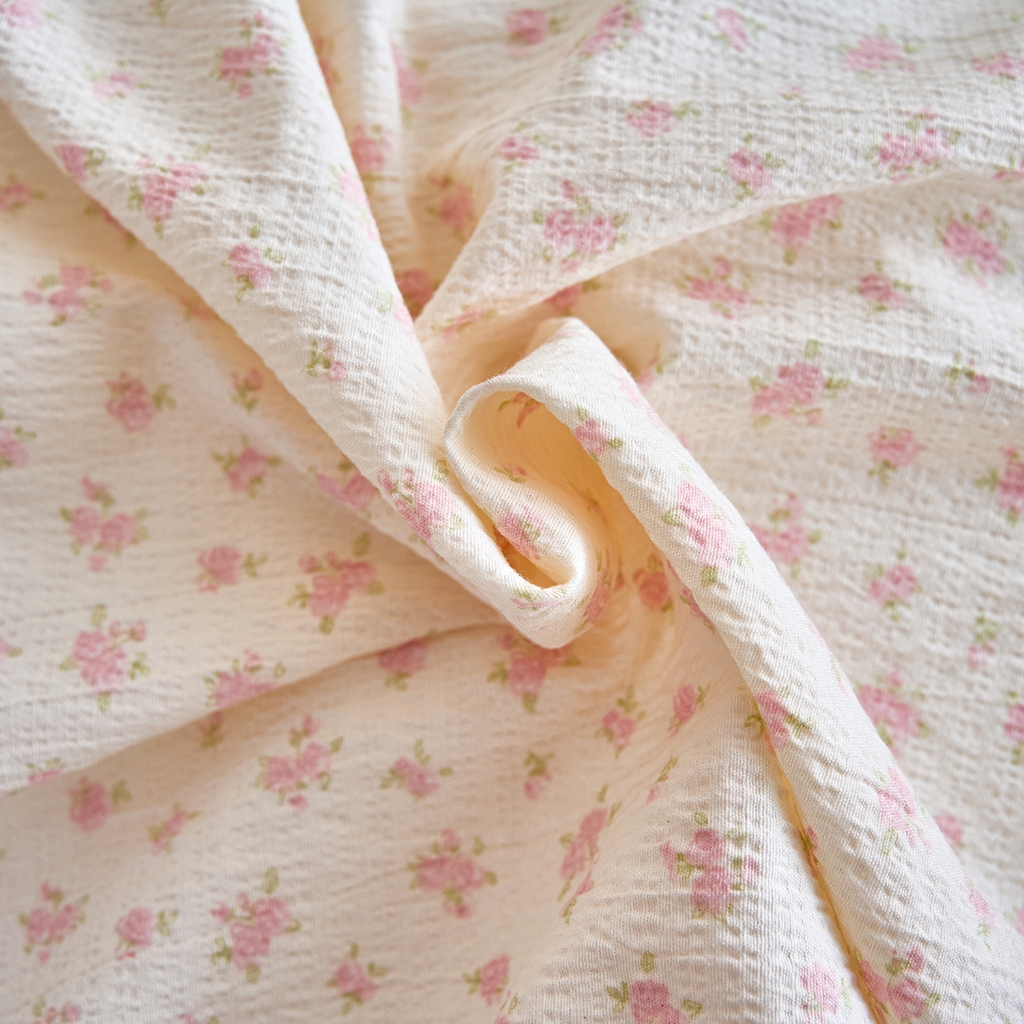 91家纺网 家纺一手货源 找家纺 钰锦珀家纺 2026春夏新款云感皱皱纱镂空花边三件套四件套 晓音-粉