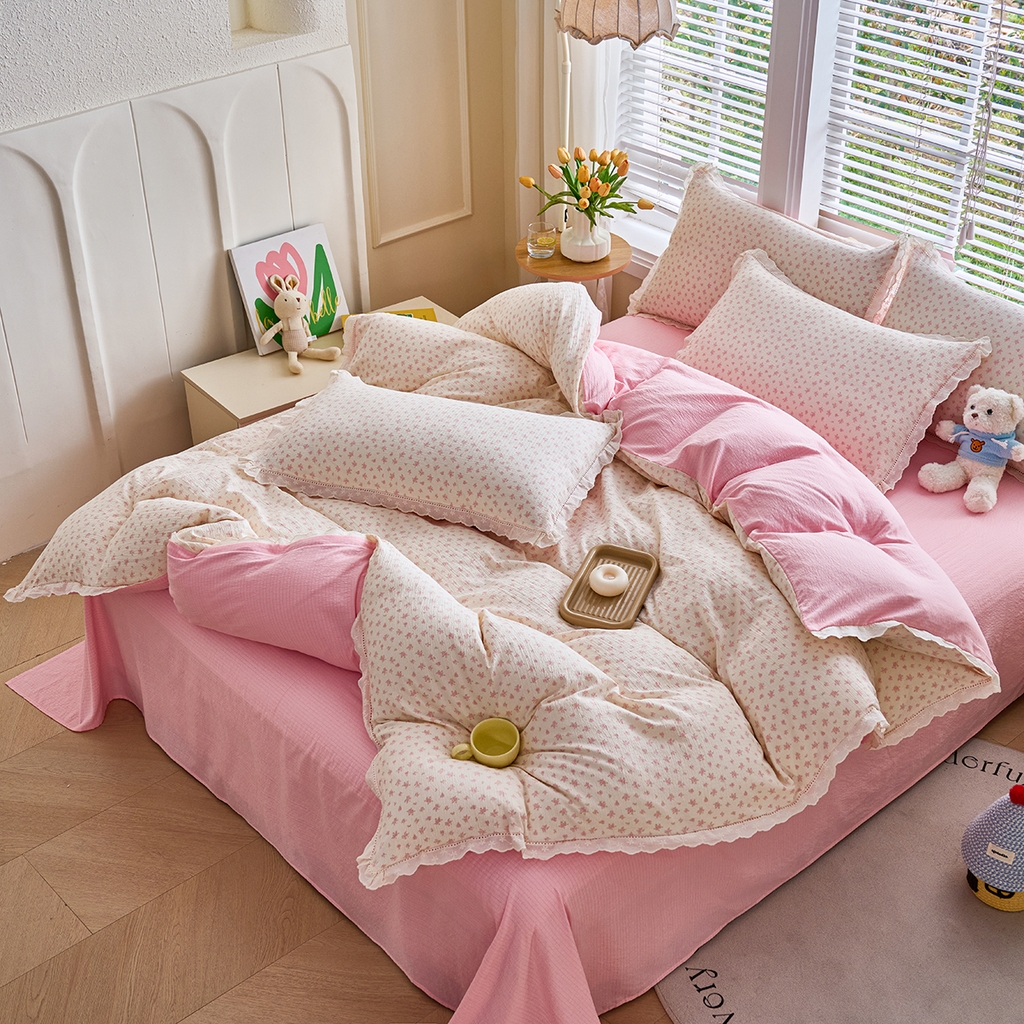 91家纺网 家纺一手货源 找家纺 钰锦珀家纺 2026春夏新款云感皱皱纱镂空花边三件套四件套 晓音-粉