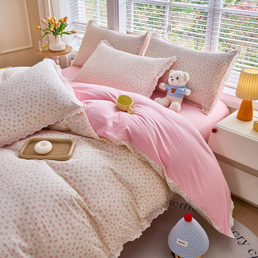 91家纺网 家纺一手货源 找家纺 钰锦珀家纺 2026春夏新款云感皱皱纱镂空花边三件套四件套 晓音-粉