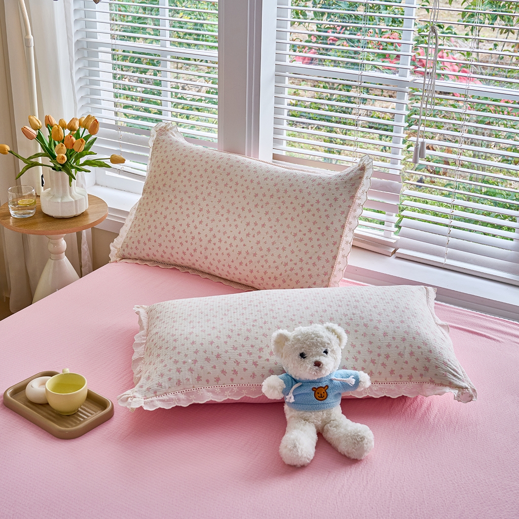 91家纺网 家纺一手货源 找家纺 钰锦珀家纺 2026春夏新款云感皱皱纱镂空花边三件套四件套 晓音-粉