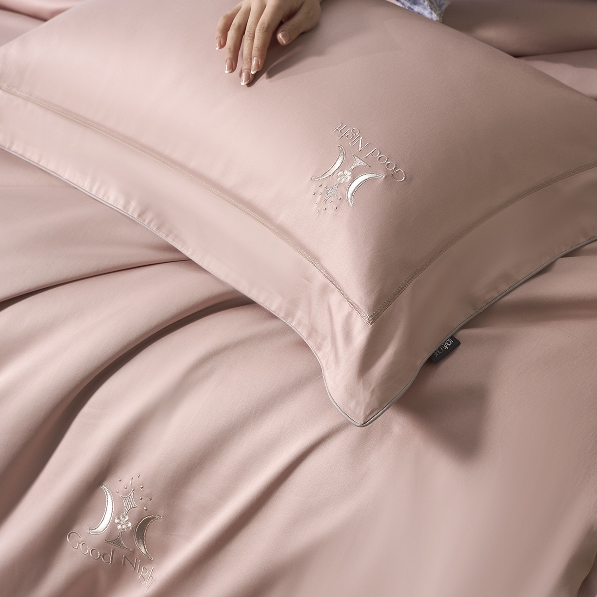 91家纺网 家纺一手货源 找家纺 玖玖爱家纺 2026新款奢织黄金长绒棉四件套晚安好梦系列 仙女粉