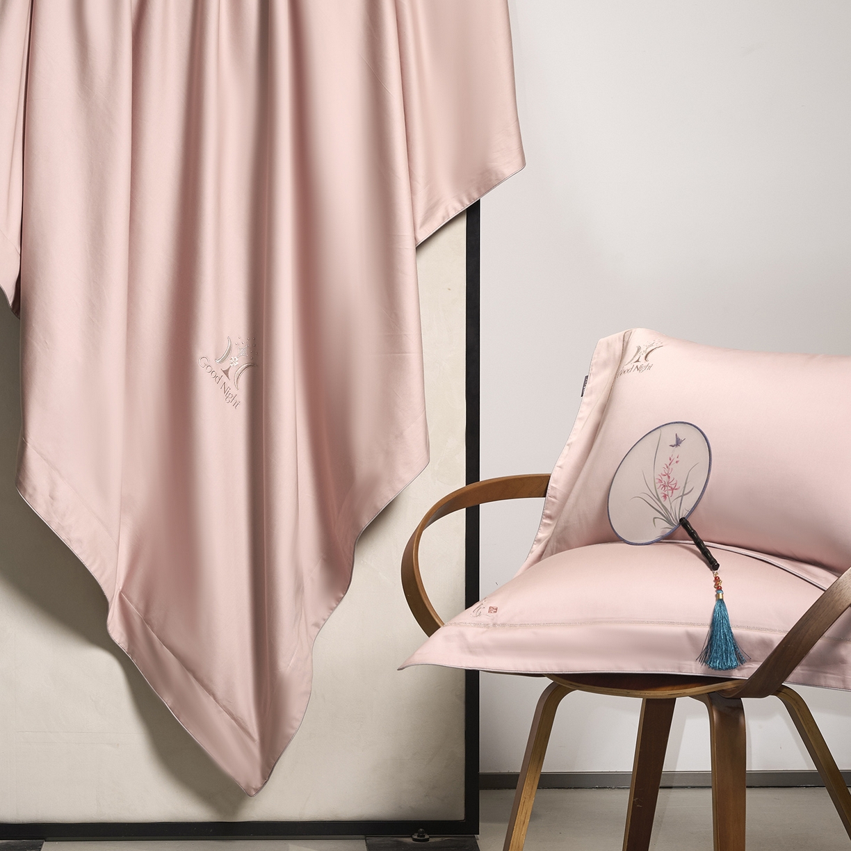 91家纺网 家纺一手货源 找家纺 玖玖爱家纺 2026新款奢织黄金长绒棉四件套晚安好梦系列 仙女粉