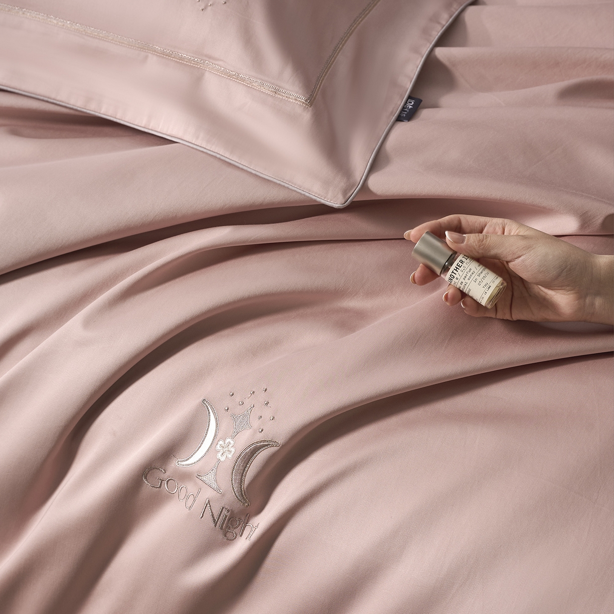 91家纺网 家纺一手货源 找家纺 玖玖爱家纺 2026新款奢织黄金长绒棉四件套晚安好梦系列 仙女粉