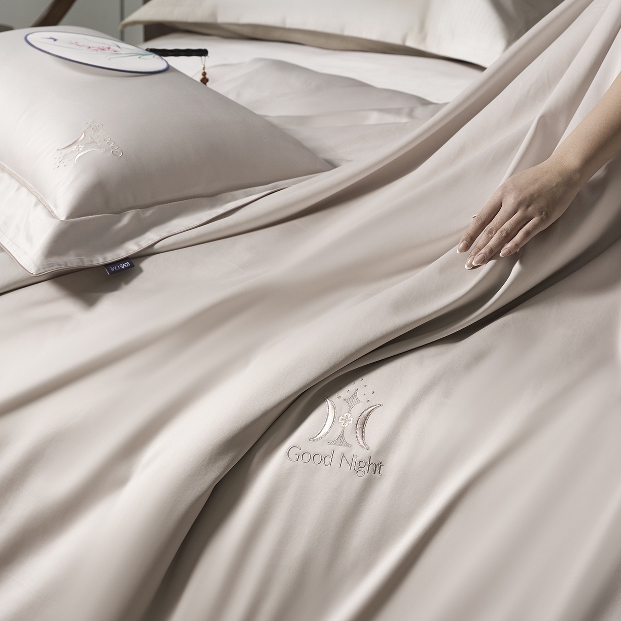 91家纺网 家纺一手货源 找家纺 玖玖爱家纺 2026新款奢织黄金长绒棉四件套晚安好梦系列 雅金