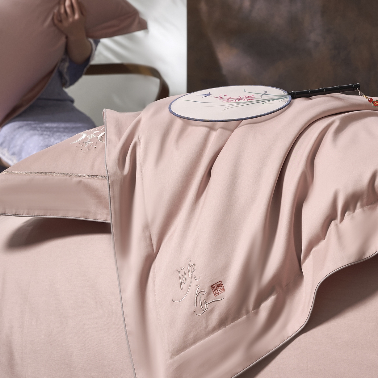 91家纺网 家纺一手货源 找家纺 玖玖爱家纺 2026新款奢织黄金长绒棉四件套晚安好梦系列 仙女粉