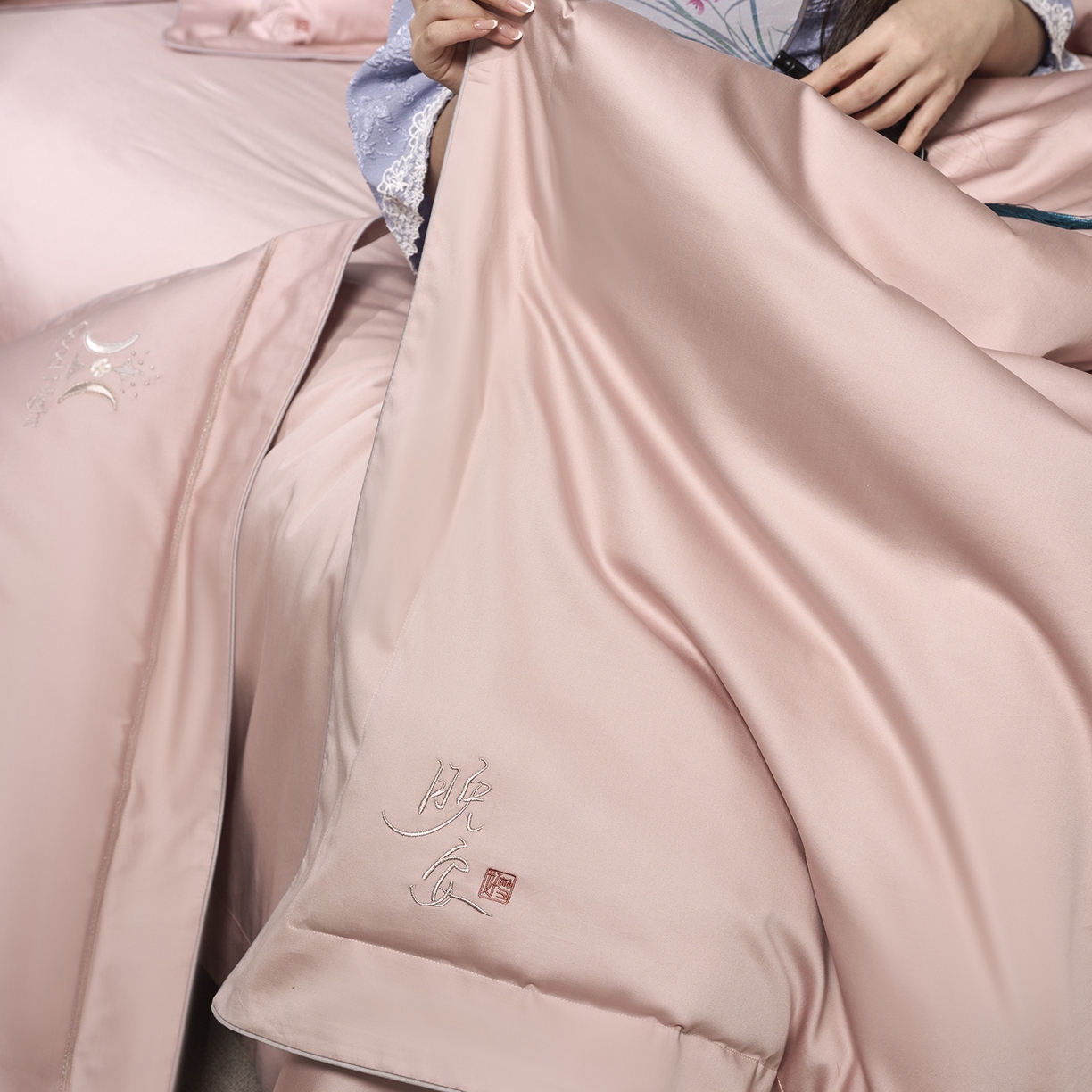 91家纺网 家纺一手货源 找家纺 玖玖爱家纺 2026新款奢织黄金长绒棉四件套晚安好梦系列 仙女粉