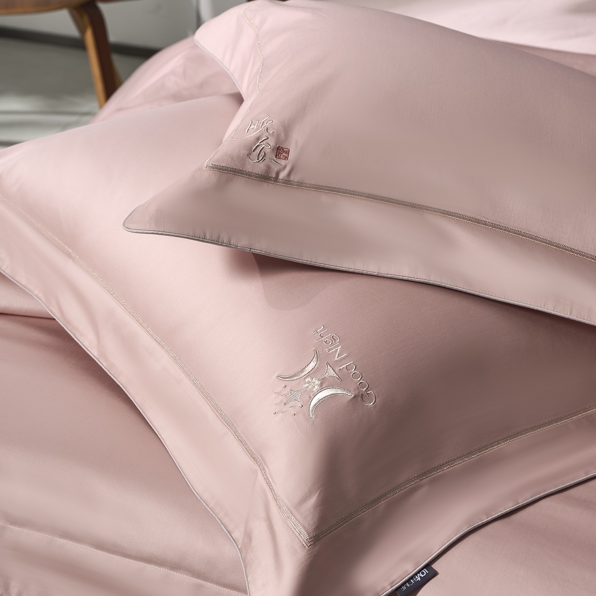 91家纺网 家纺一手货源 找家纺 玖玖爱家纺 2026新款奢织黄金长绒棉四件套晚安好梦系列 仙女粉