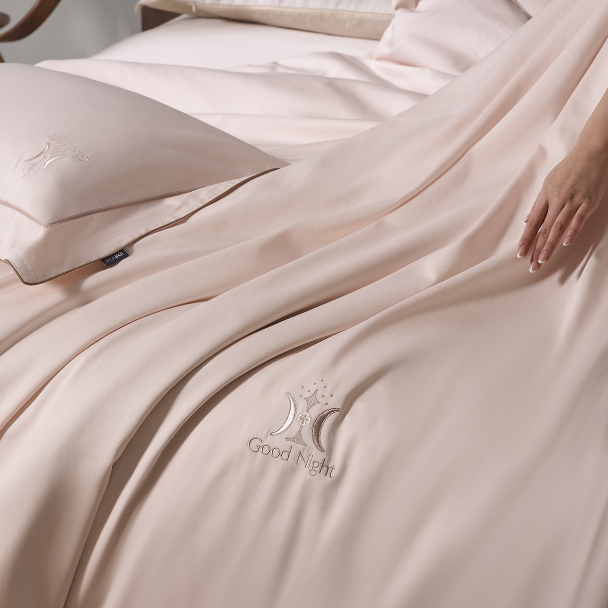 91家纺网 家纺一手货源 找家纺 玖玖爱家纺 2026新款奢织黄金长绒棉四件套晚安好梦系列 珊瑚玉