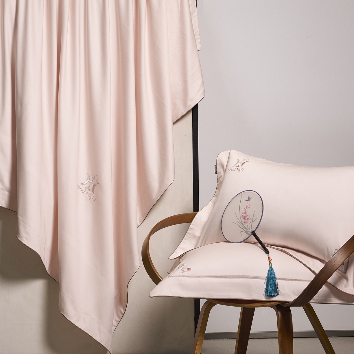 91家纺网 家纺一手货源 找家纺 玖玖爱家纺 2026新款奢织黄金长绒棉四件套晚安好梦系列 珊瑚玉