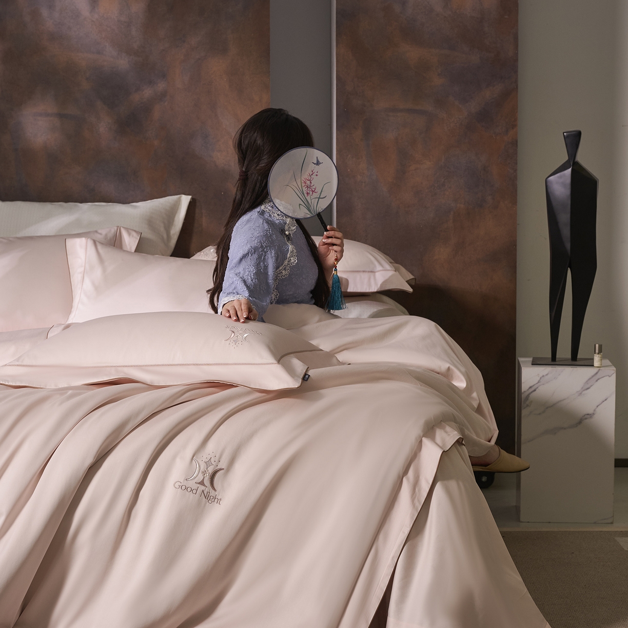 91家纺网 家纺一手货源 找家纺 玖玖爱家纺 2026新款奢织黄金长绒棉四件套晚安好梦系列 珊瑚玉