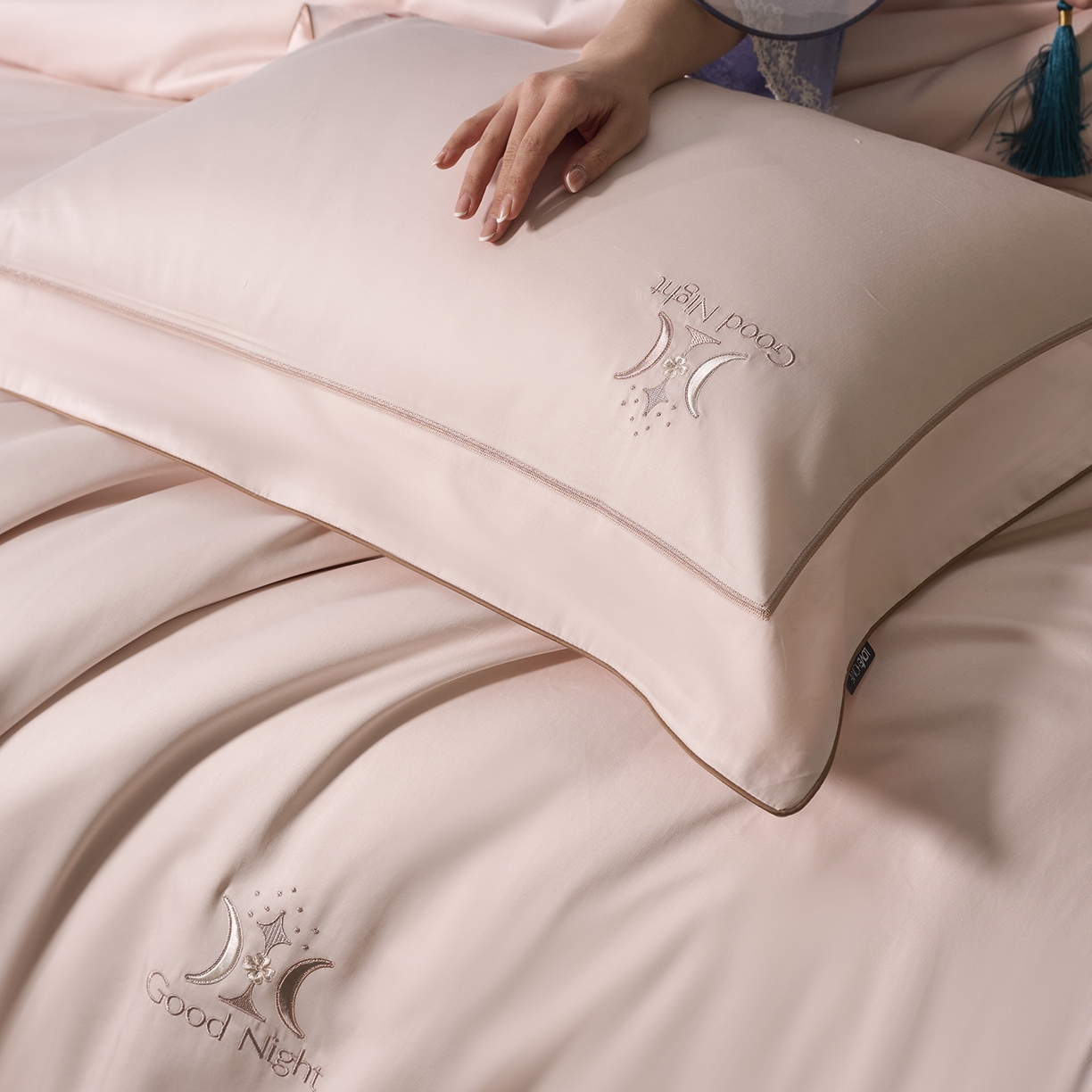 91家纺网 家纺一手货源 找家纺 玖玖爱家纺 2026新款奢织黄金长绒棉四件套晚安好梦系列 珊瑚玉