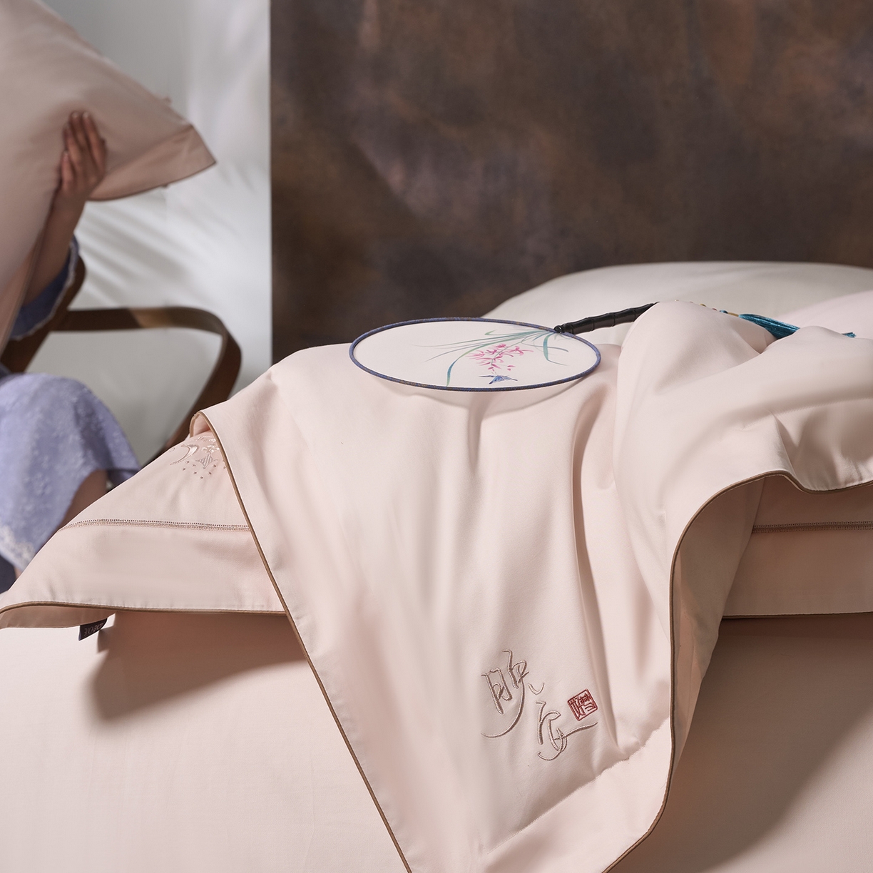 91家纺网 家纺一手货源 找家纺 玖玖爱家纺 2026新款奢织黄金长绒棉四件套晚安好梦系列 珊瑚玉