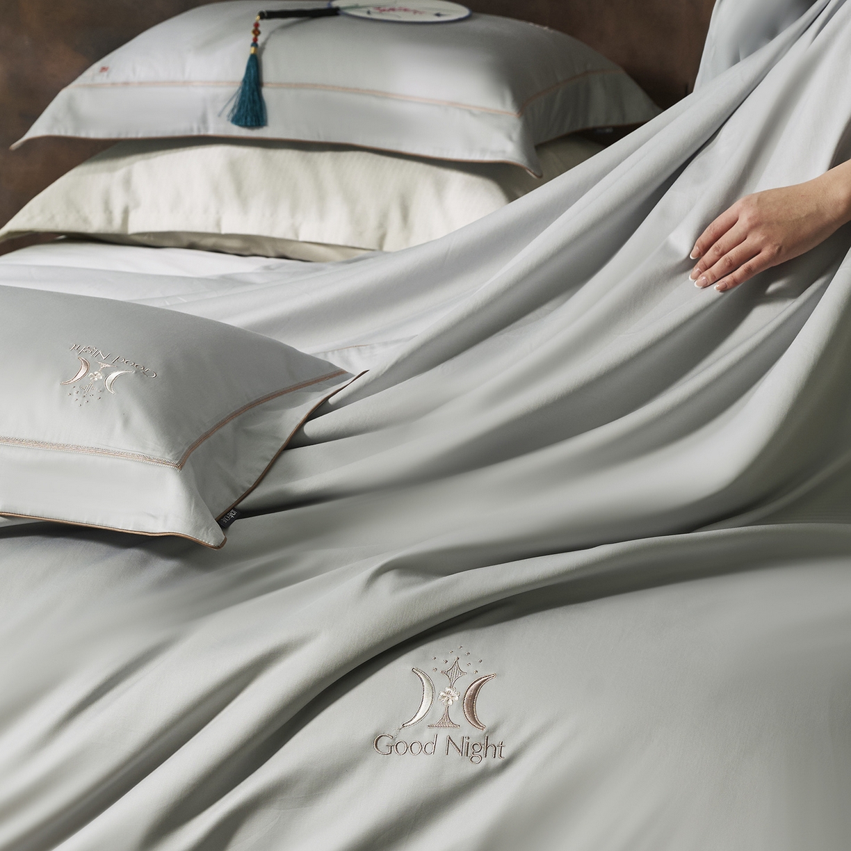 91家纺网 家纺一手货源 找家纺 玖玖爱家纺 2026新款奢织黄金长绒棉四件套晚安好梦系列 冰岛蓝