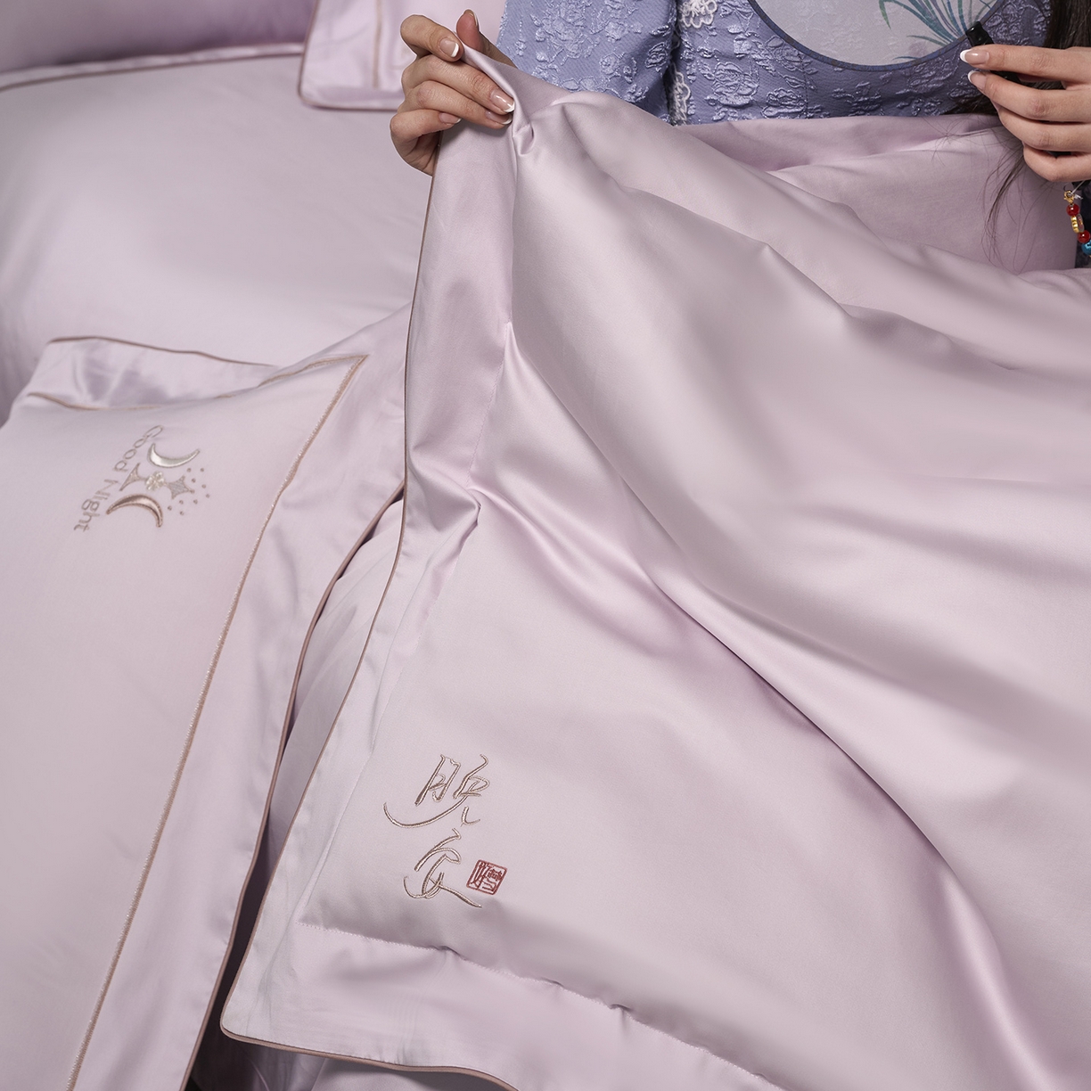 91家纺网 家纺一手货源 找家纺 玖玖爱家纺 2026新款奢织黄金长绒棉四件套晚安好梦系列 迷雾紫