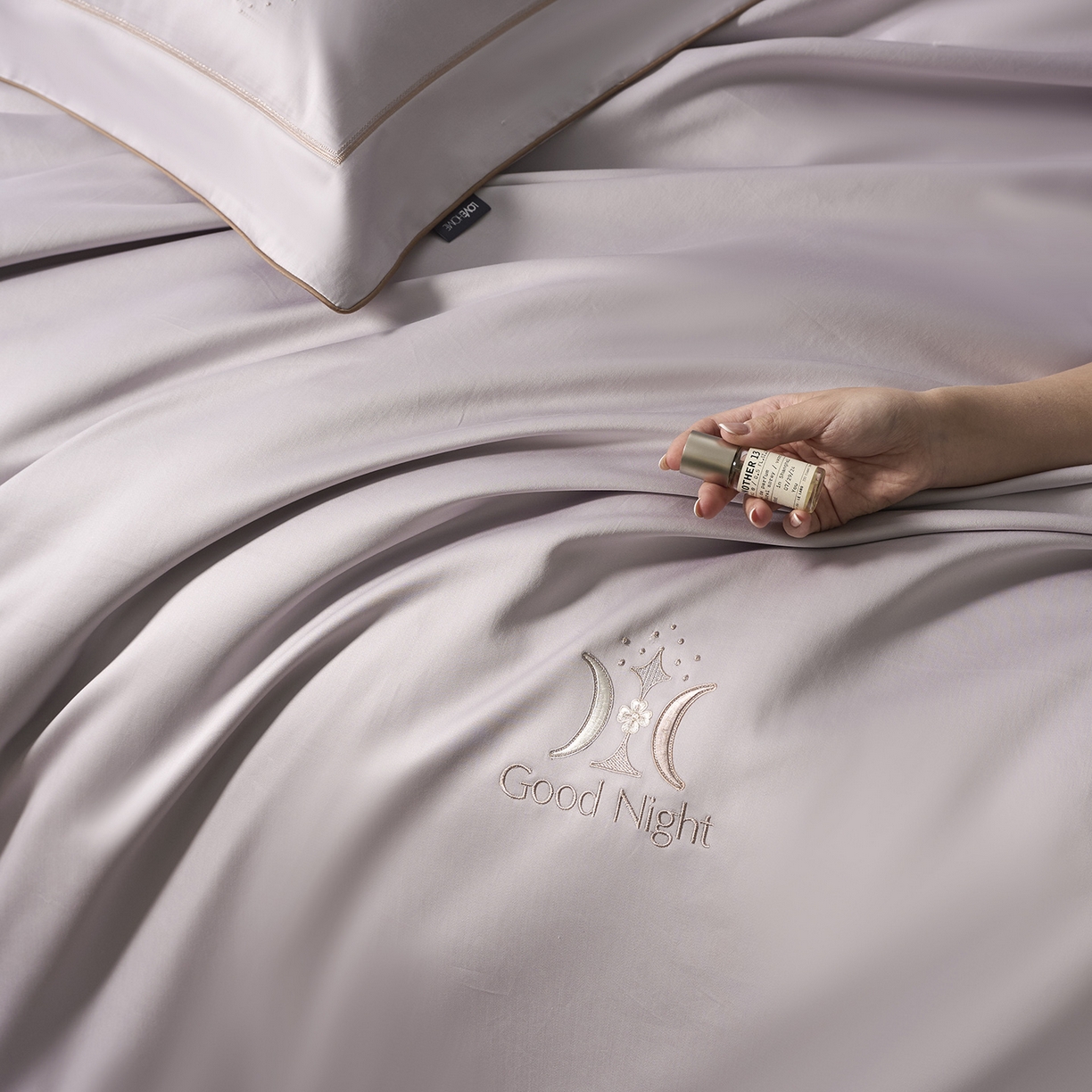 91家纺网 家纺一手货源 找家纺 玖玖爱家纺 2026新款奢织黄金长绒棉四件套晚安好梦系列 松烟灰