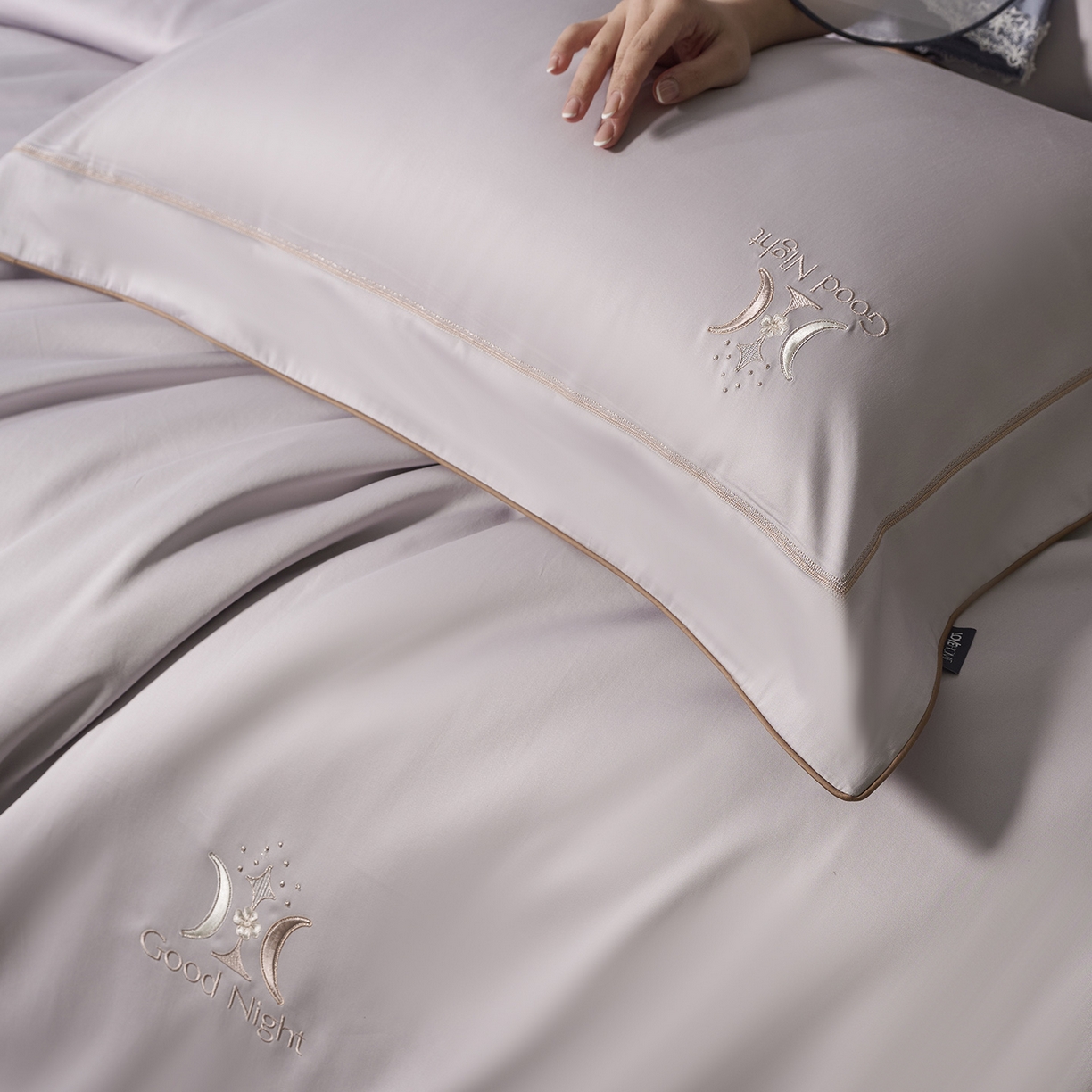 91家纺网 家纺一手货源 找家纺 玖玖爱家纺 2026新款奢织黄金长绒棉四件套晚安好梦系列 松烟灰