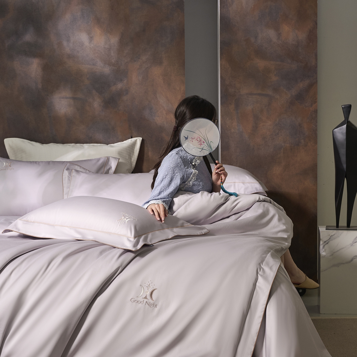 91家纺网 家纺一手货源 找家纺 玖玖爱家纺 2026新款奢织黄金长绒棉四件套晚安好梦系列 松烟灰