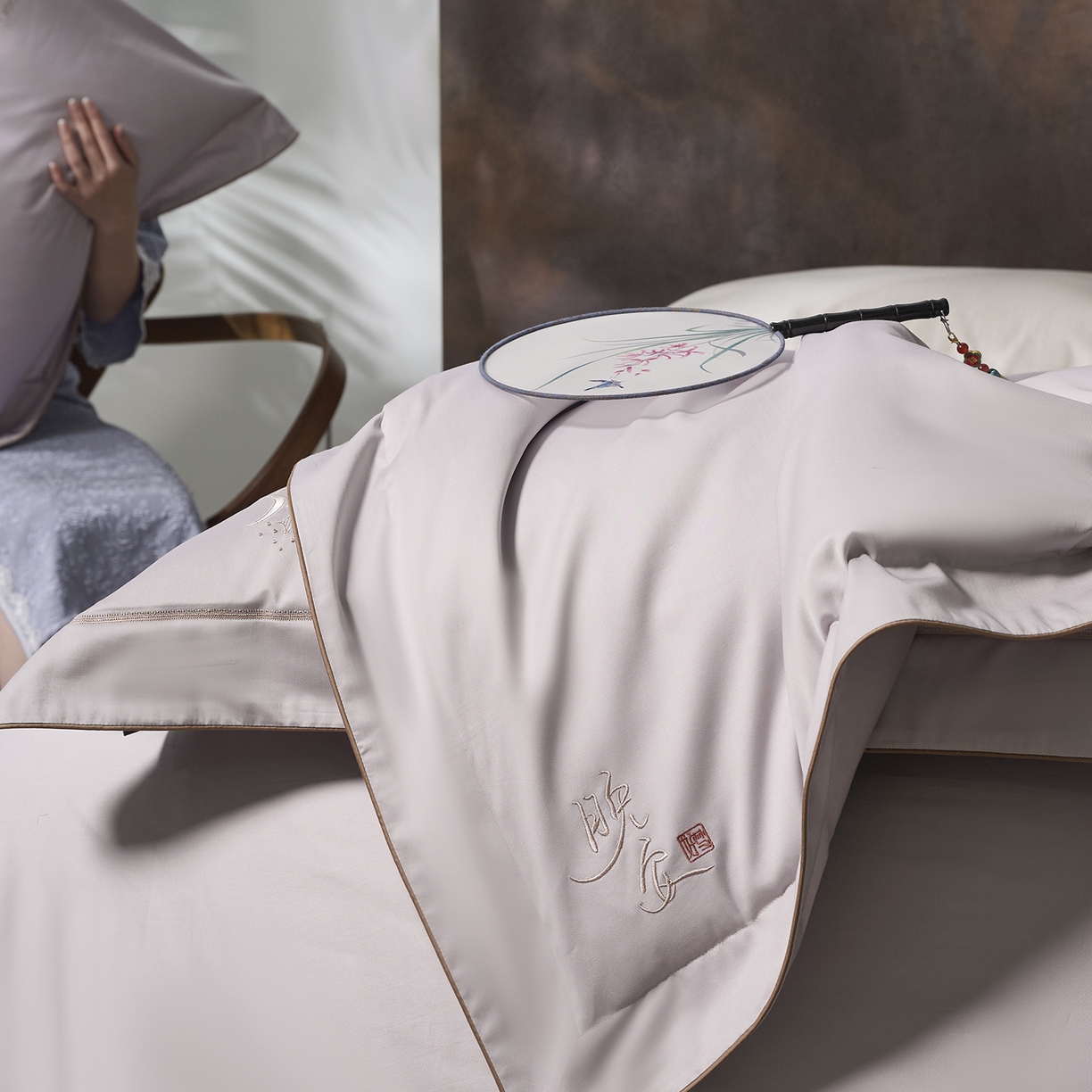 91家纺网 家纺一手货源 找家纺 玖玖爱家纺 2026新款奢织黄金长绒棉四件套晚安好梦系列 松烟灰