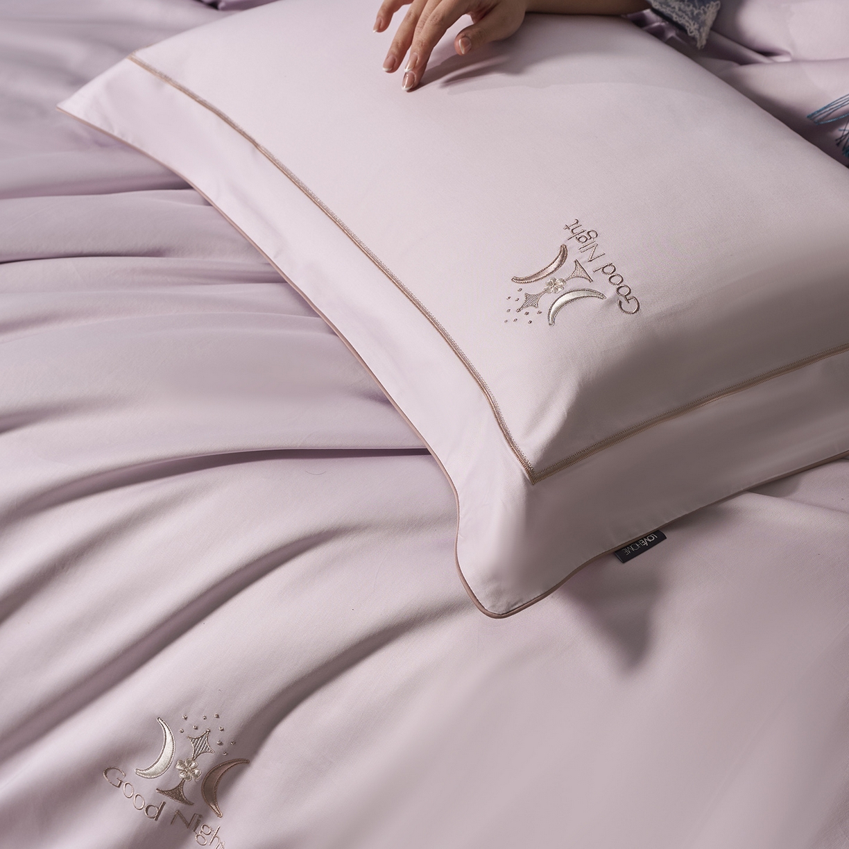 91家纺网 家纺一手货源 找家纺 玖玖爱家纺 2026新款奢织黄金长绒棉四件套晚安好梦系列 迷雾紫