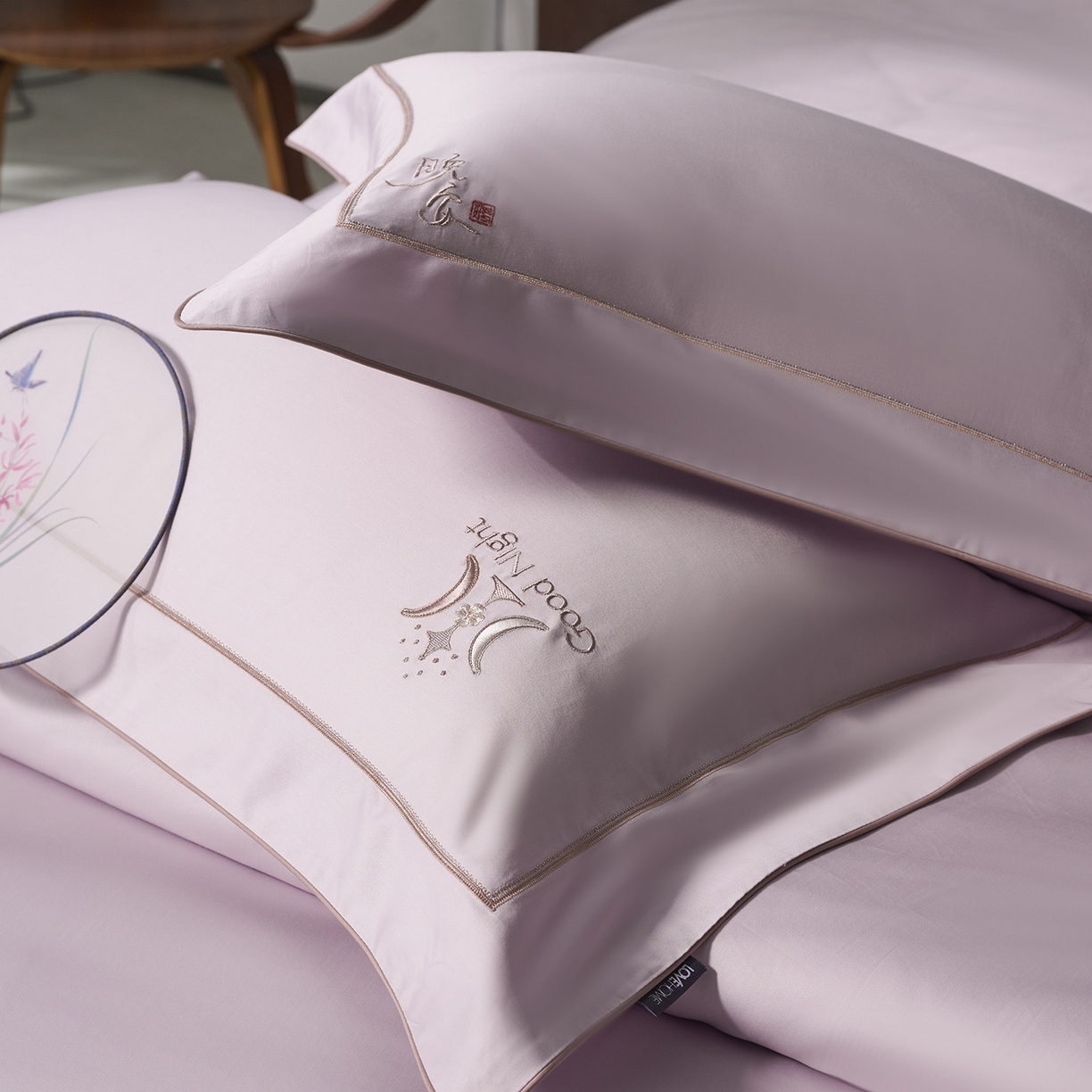 91家纺网 家纺一手货源 找家纺 玖玖爱家纺 2026新款奢织黄金长绒棉四件套晚安好梦系列 迷雾紫