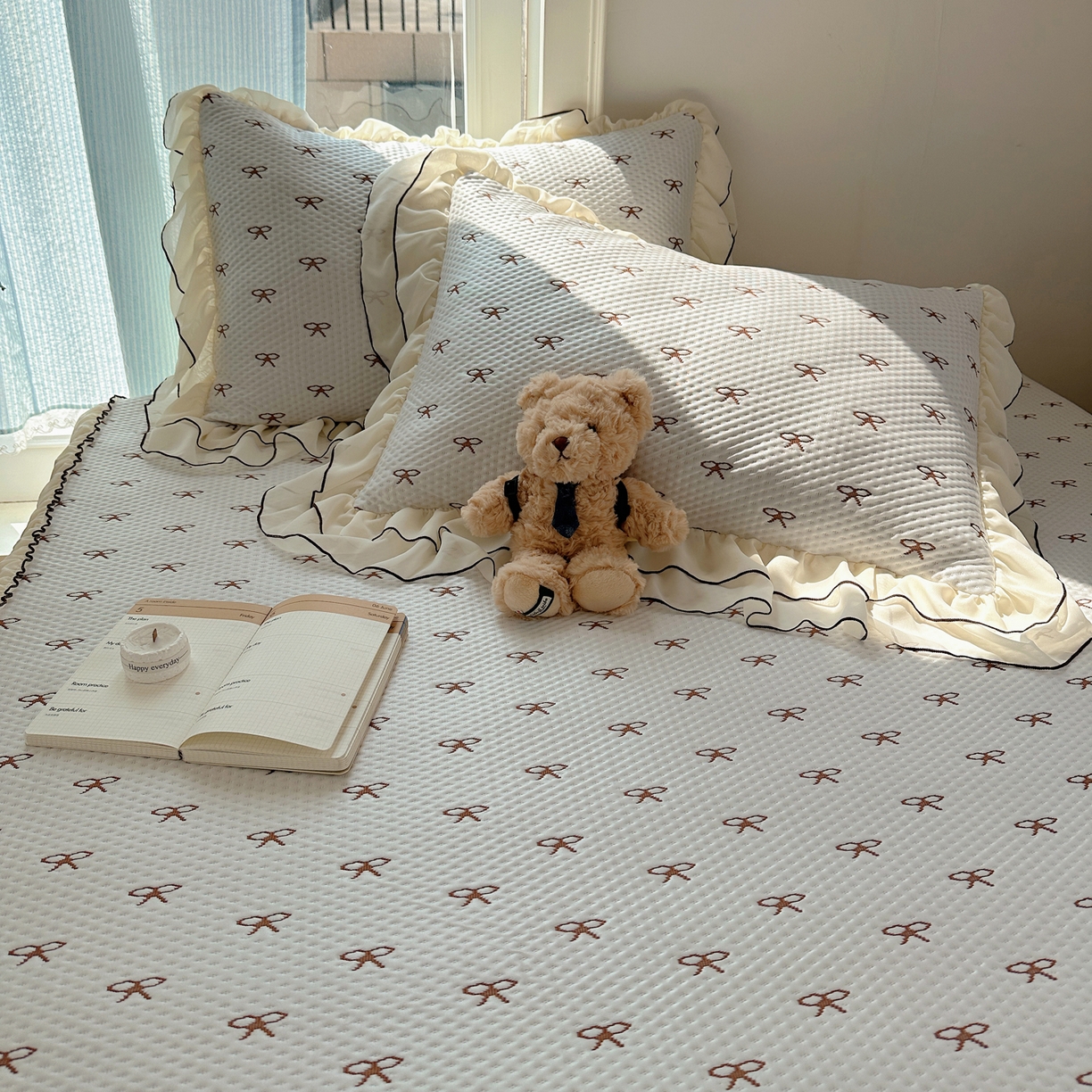 91家纺网 家纺一手货源 找家纺 山茶家居-原创设计（原山茶家纺） 2026新款pe果冻提花席凉席-芭蕾结语 芭蕾结语-咖-床裙款