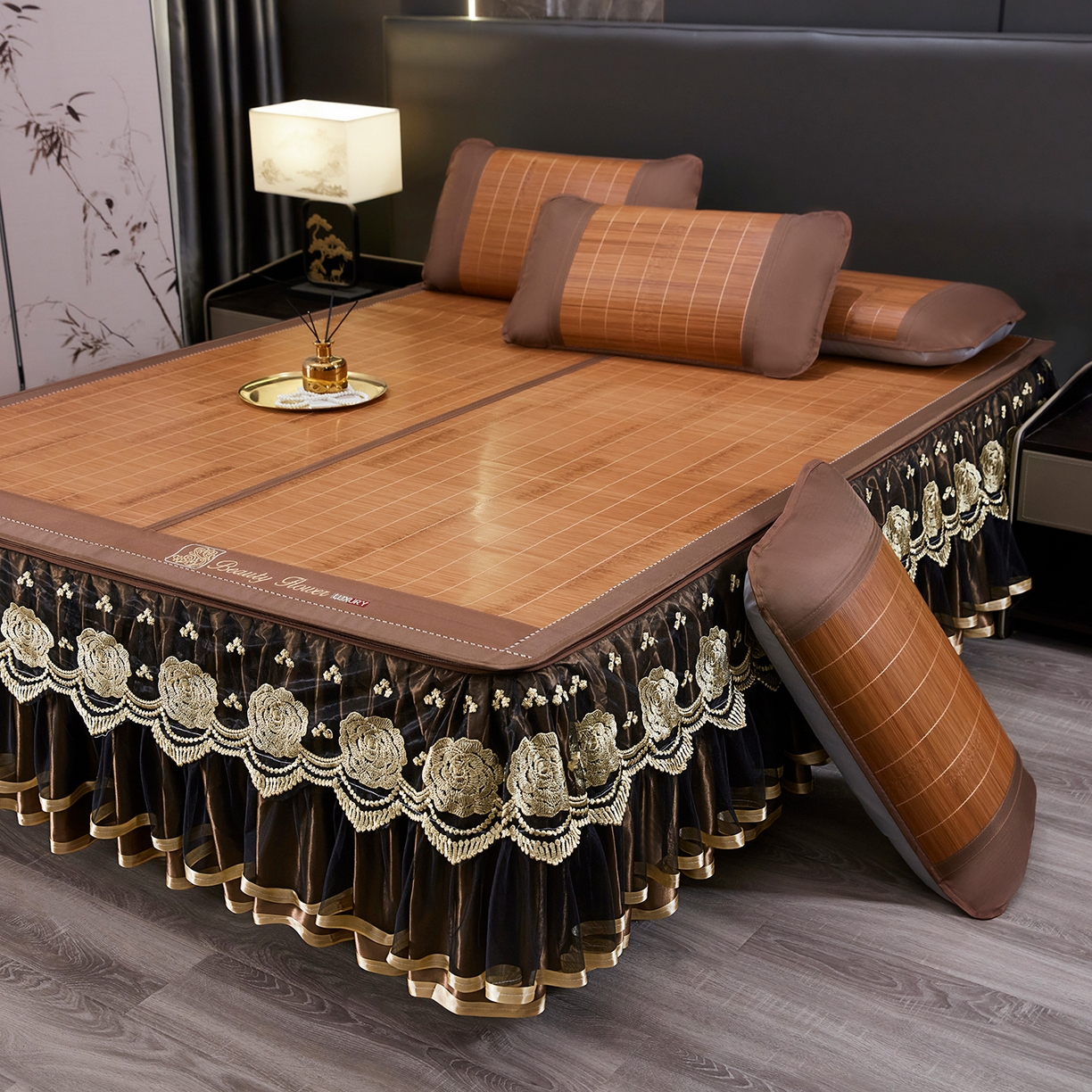 91家纺网 家纺一手货源 找家纺 罗艺轩 2026春夏新款可拆卸床裙凉感竹席凉席席子-竹之韵（控价238/248/258/268起） 竹之韵-金色