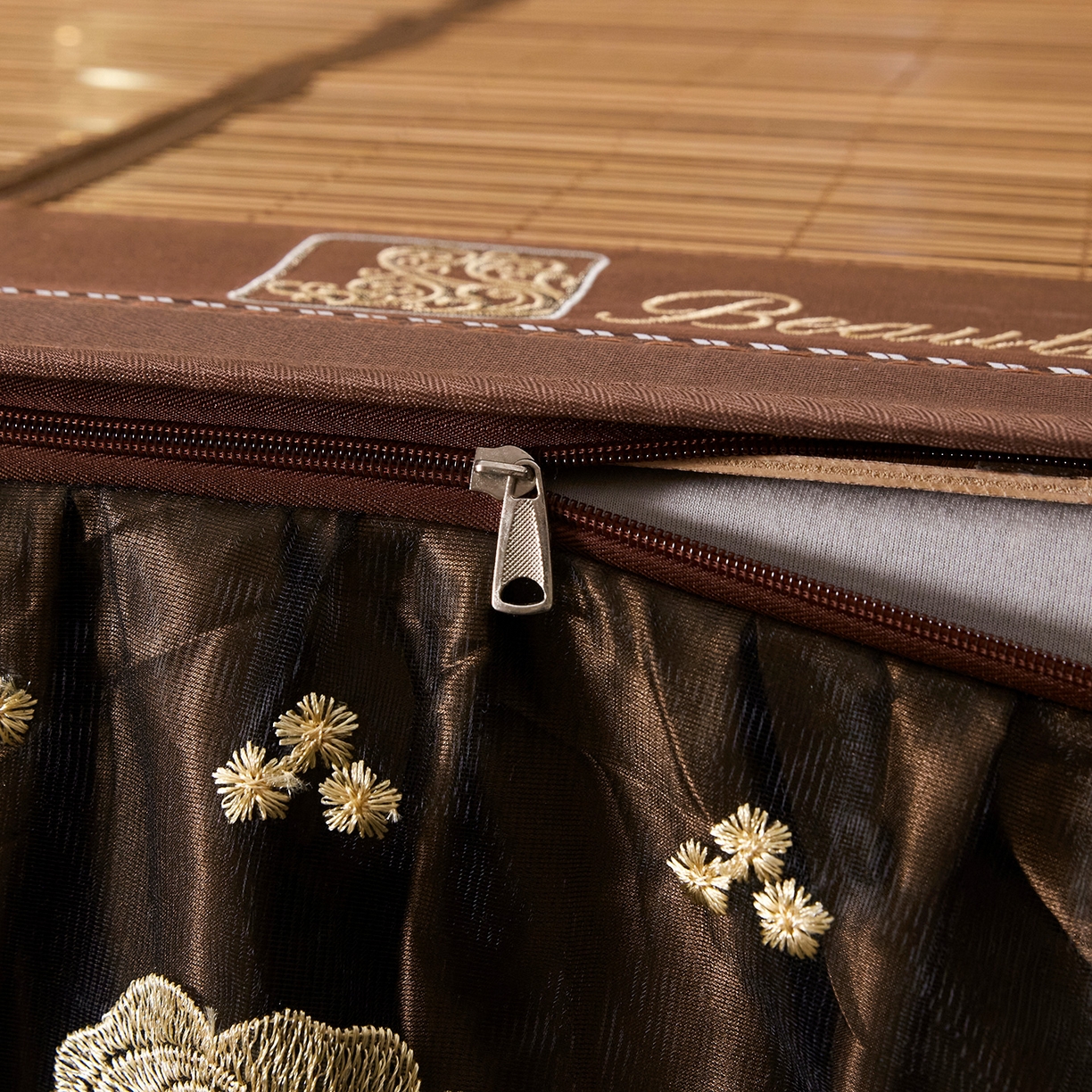 91家纺网 家纺一手货源 找家纺 罗艺轩 2026春夏新款可拆卸床裙凉感竹席凉席席子-竹之韵（控价238/248/258/268起） 竹之韵-咖色