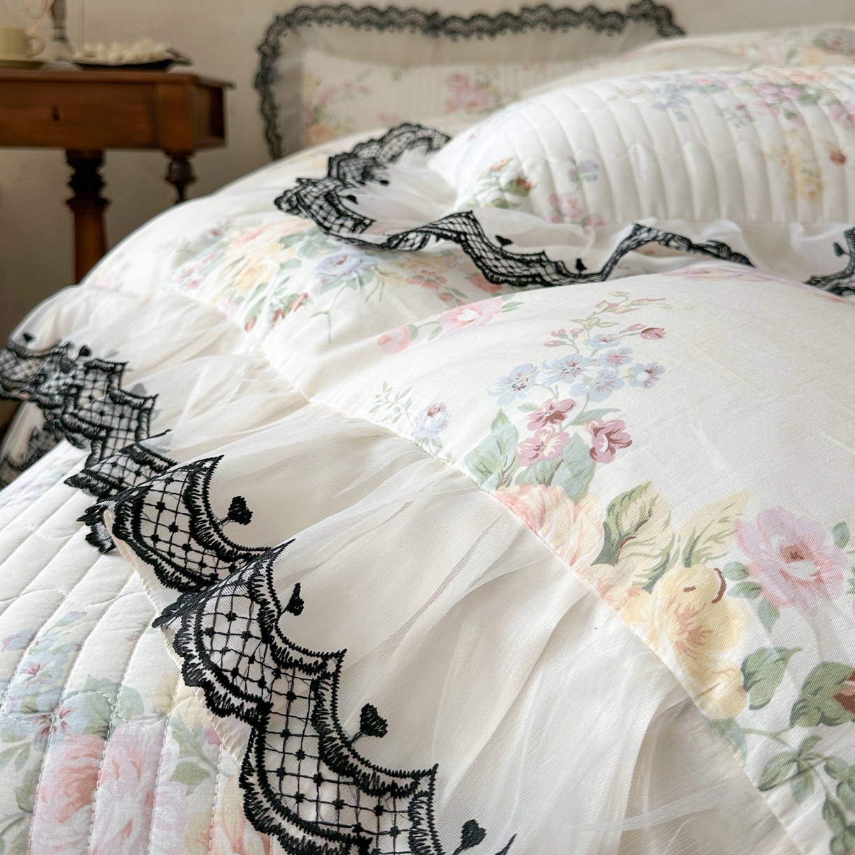 91家纺网 家纺一手货源 找家纺 恋尚 2026春夏新款全棉纯棉印花床盖四件套 四件套控价300起 春薇花信