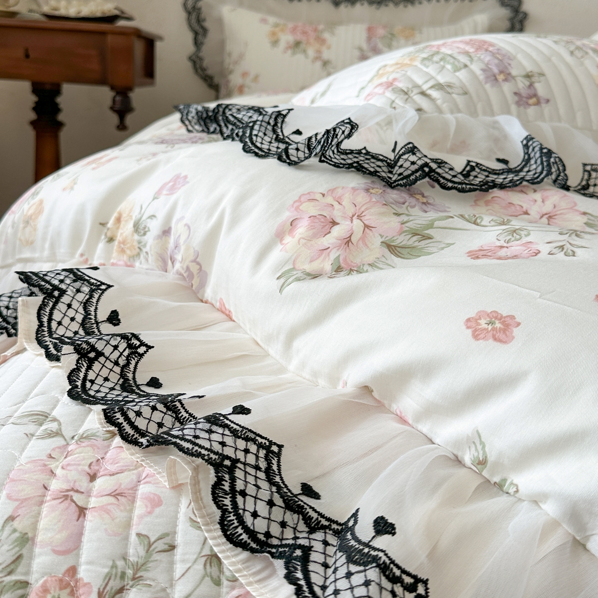 91家纺网 家纺一手货源 找家纺 恋尚 2026春夏新款全棉纯棉印花床盖四件套 四件套控价300起 繁花香颂