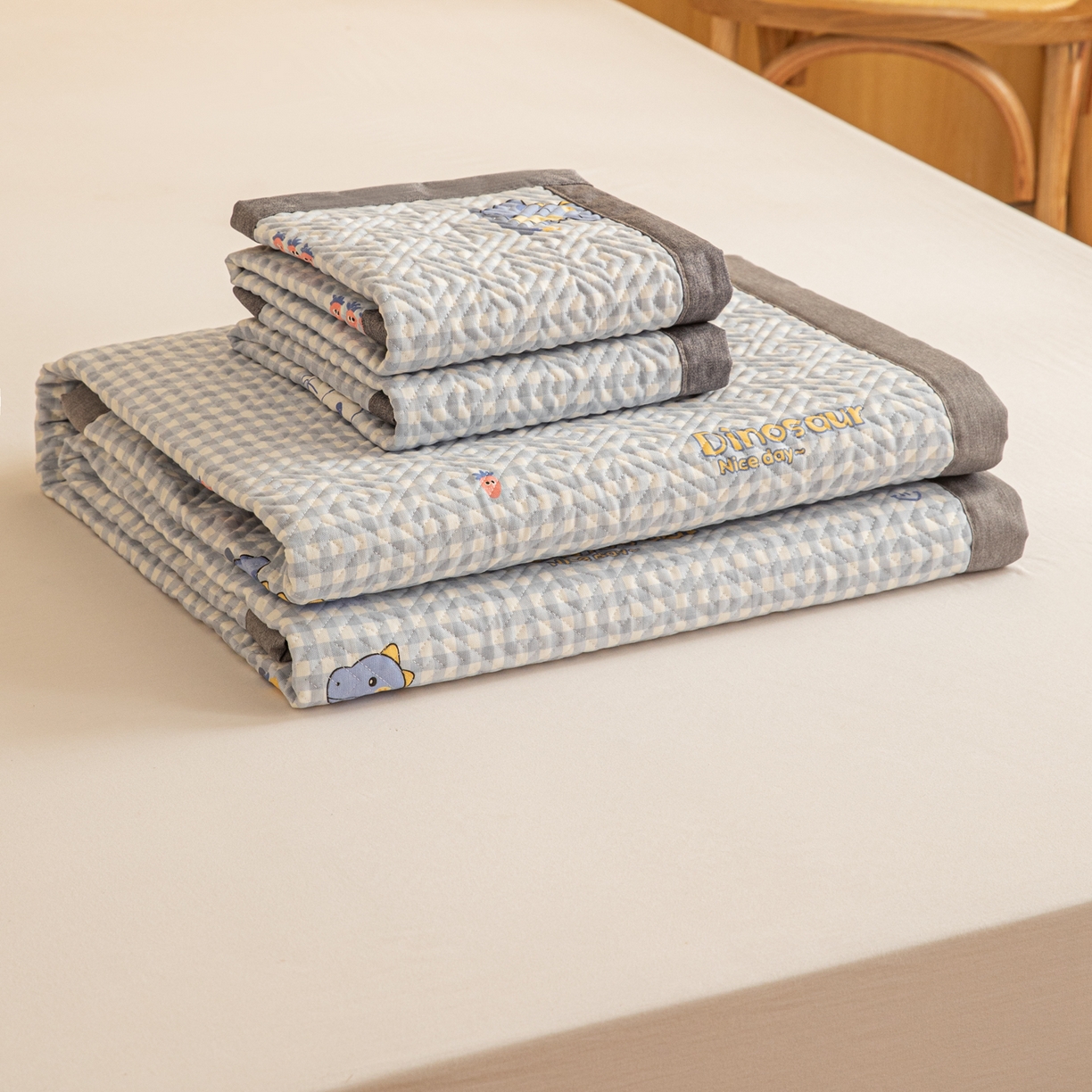 91家纺网 家纺一手货源 找家纺 简宜家居（朝初家纺） 2026新款纯棉老粗布夏季凉席席子 奶龙小友