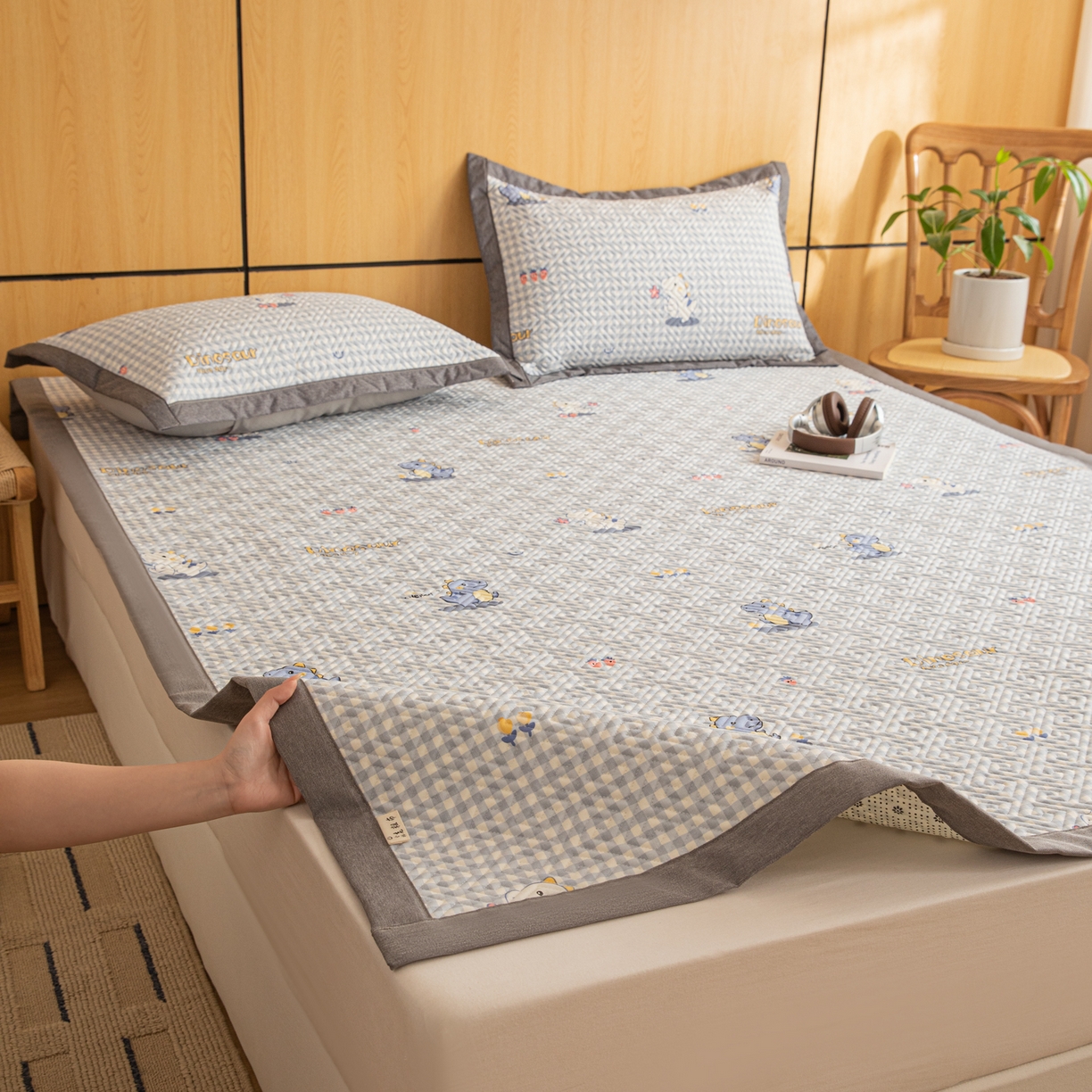 91家纺网 家纺一手货源 找家纺 简宜家居（朝初家纺） 2026新款纯棉老粗布夏季凉席席子 奶龙小友