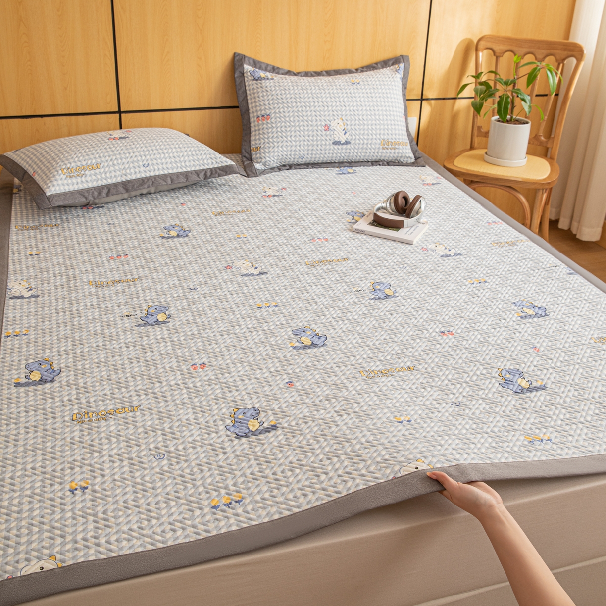 91家纺网 家纺一手货源 找家纺 简宜家居（朝初家纺） 2026新款纯棉老粗布夏季凉席席子 奶龙小友