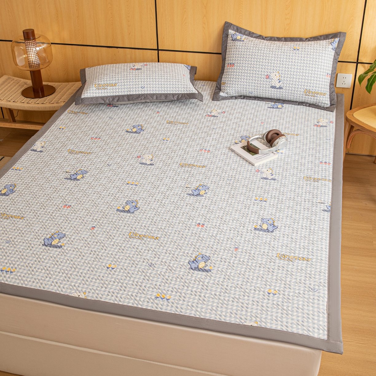 91家纺网 家纺一手货源 找家纺 简宜家居（朝初家纺） 2026新款纯棉老粗布夏季凉席席子 奶龙小友