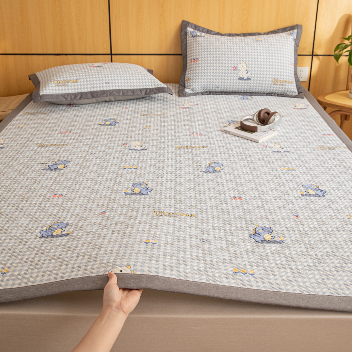 91家纺网 家纺一手货源 找家纺 简宜家居（朝初家纺） 2026新款纯棉老粗布夏季凉席席子 奶龙小友