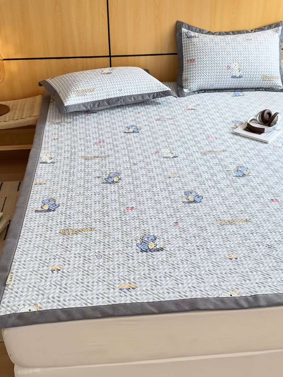 91家纺网 家纺一手货源 找家纺 简宜家居（朝初家纺） 2026新款纯棉老粗布夏季凉席席子 奶龙小友